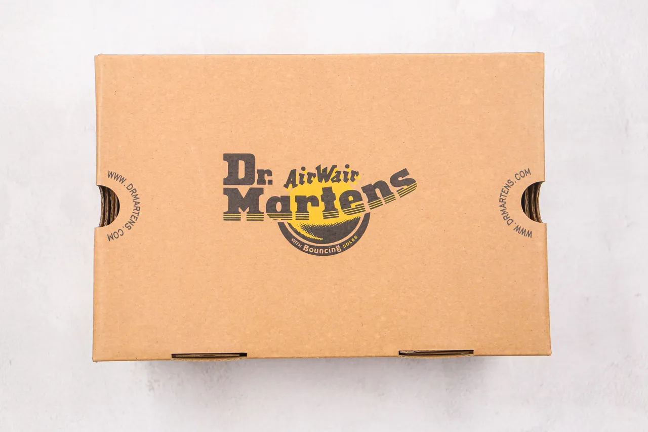 Dr. Martens 1461 Chaussures Oxford en Cuir Lisse avec Coutures en Welt, Noir et Jaune 9