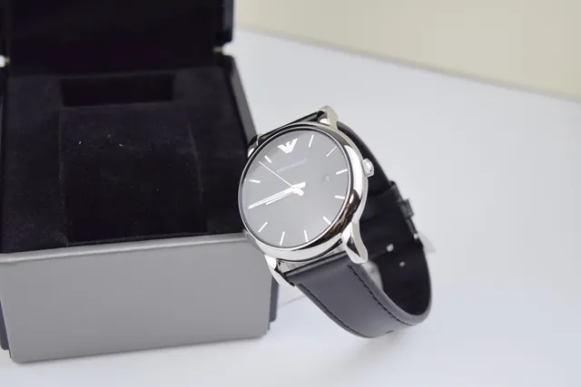 Emporio Armani Montre Minimaliste Cadran Noir Quartz 3