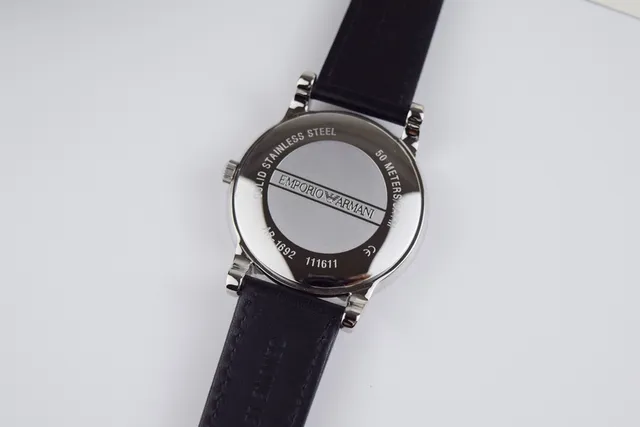Emporio Armani Montre Minimaliste Cadran Noir Quartz 6