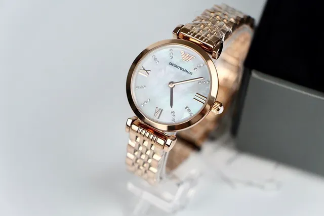 Emporio Armani ساعة مستديرة وجه لؤلؤ ذهبي وردي كوارتز 2
