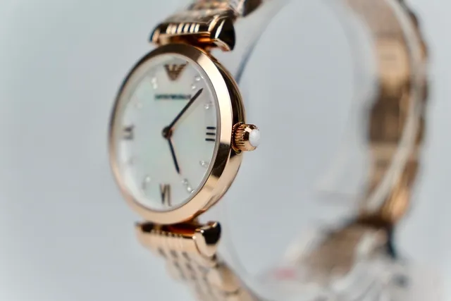 Emporio Armani ساعة مستديرة وجه لؤلؤ ذهبي وردي كوارتز 5