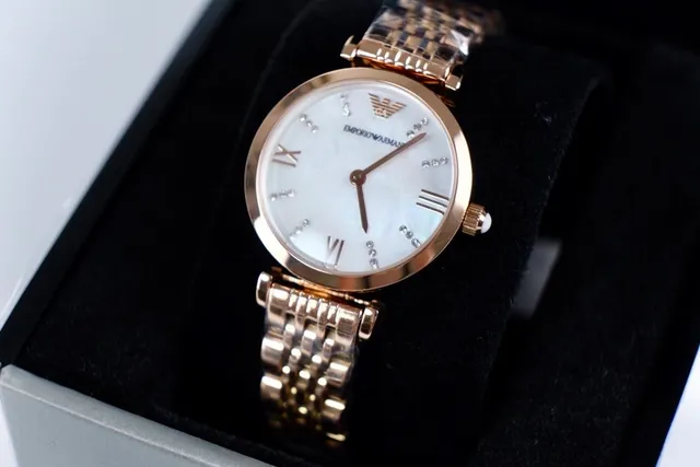 Emporio Armani ساعة مستديرة وجه لؤلؤ ذهبي وردي كوارتز 8
