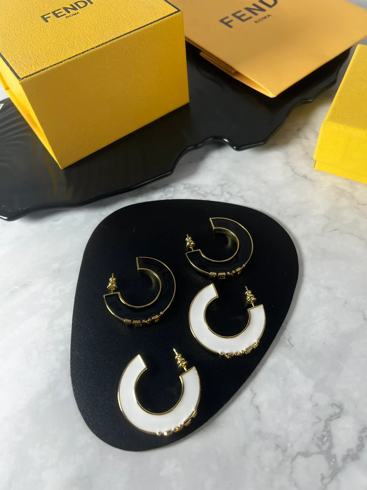 Fendi Boucles d'oreilles en forme de C hoop émaillé noir et or 2