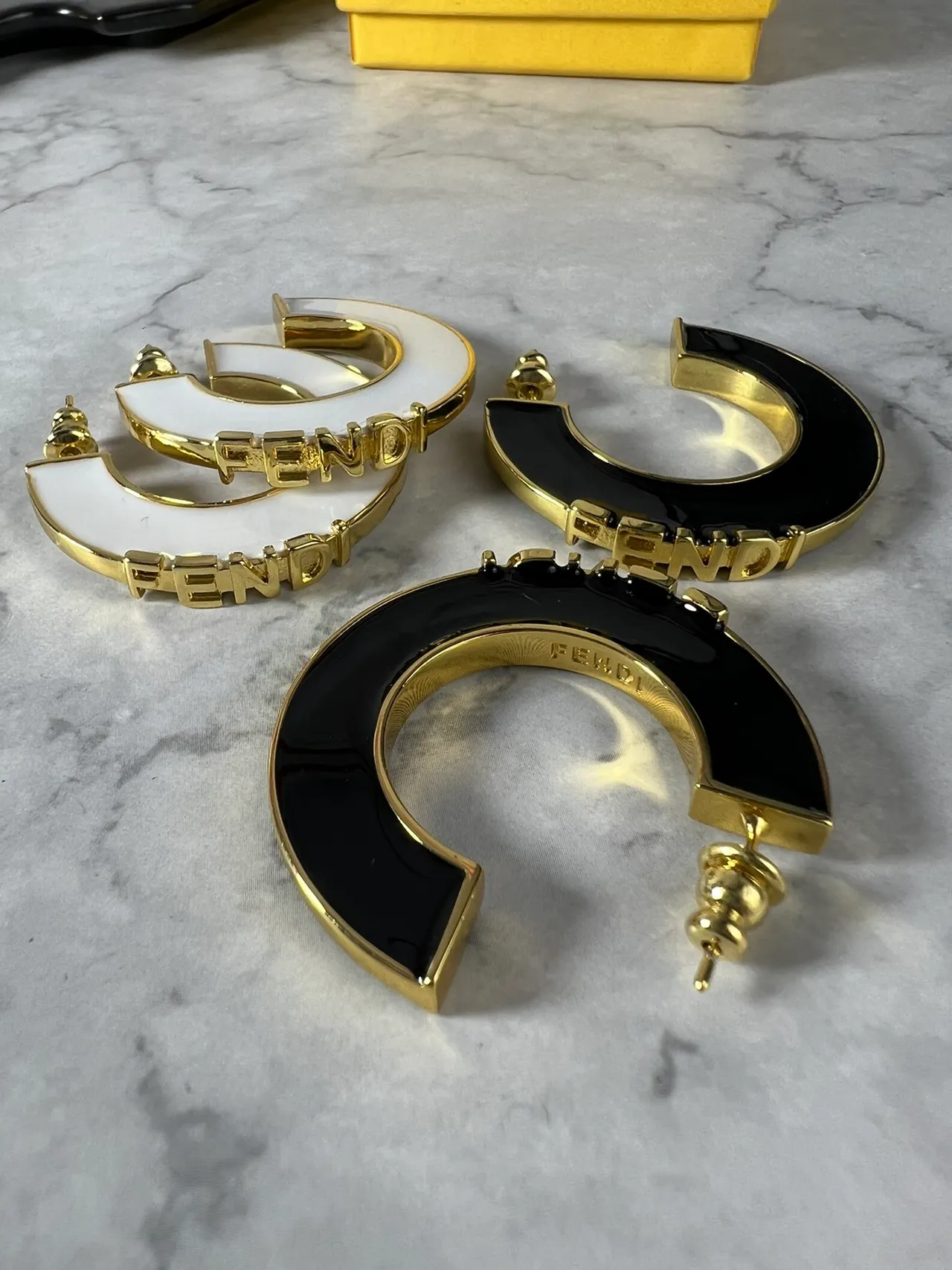 Fendi Boucles d'oreilles en forme de C hoop émaillé noir et or 3