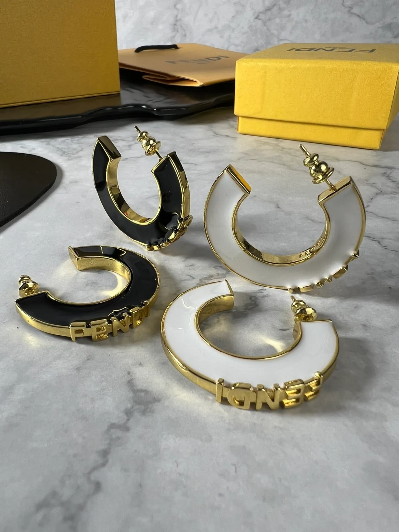 Fendi Boucles d'oreilles en forme de C hoop émaillé noir et or 4