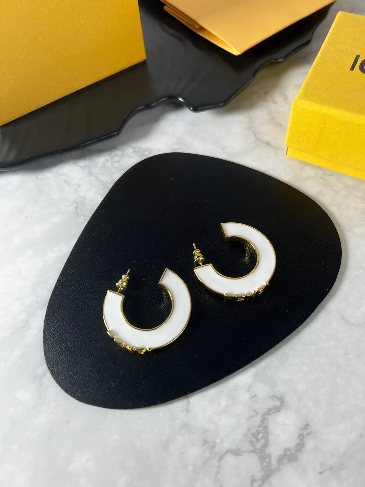Fendi Boucles d'oreilles en forme de C hoop émaillé noir et or 5