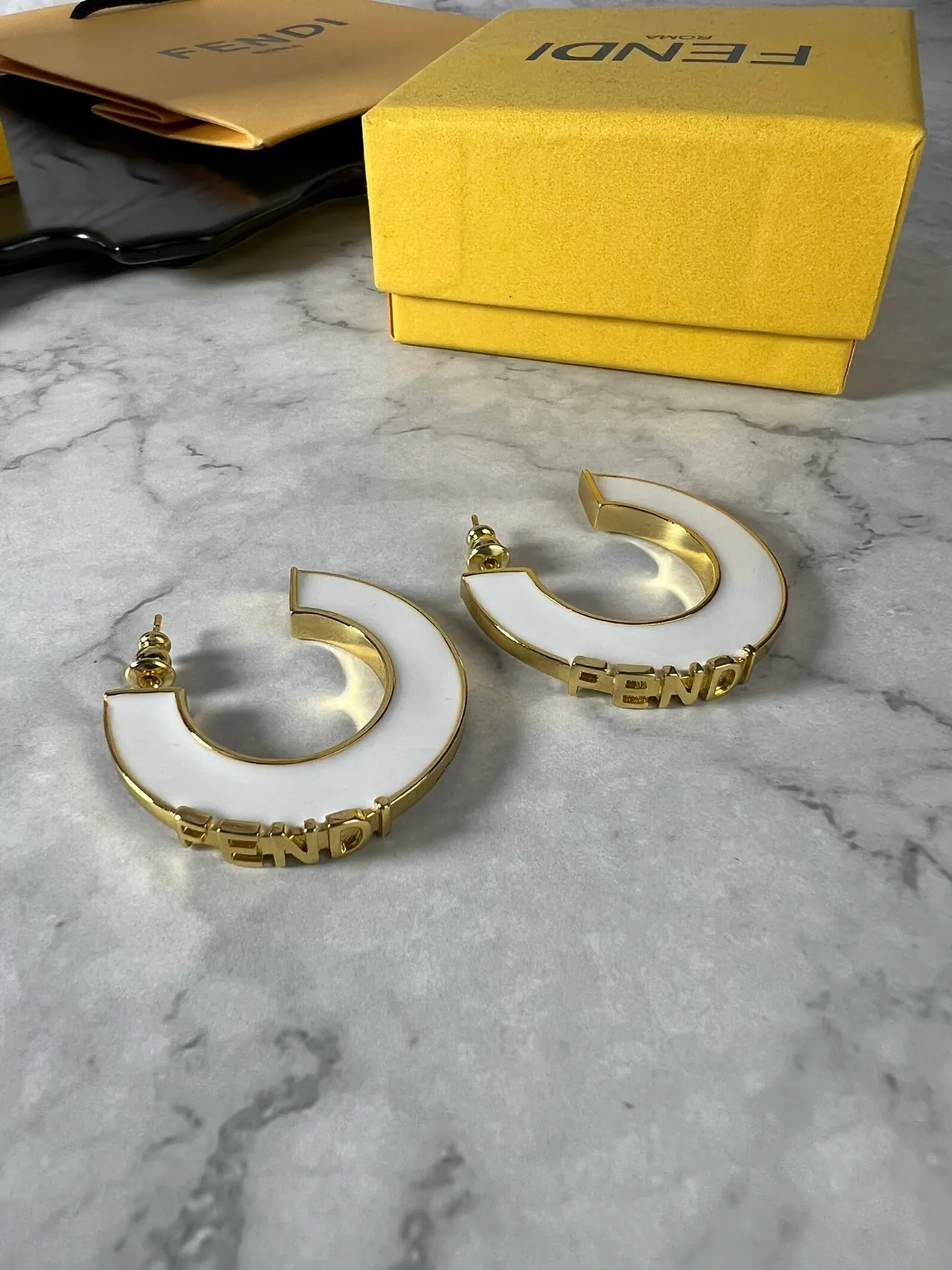 Fendi Boucles d'oreilles en forme de C hoop émaillé noir et or 6
