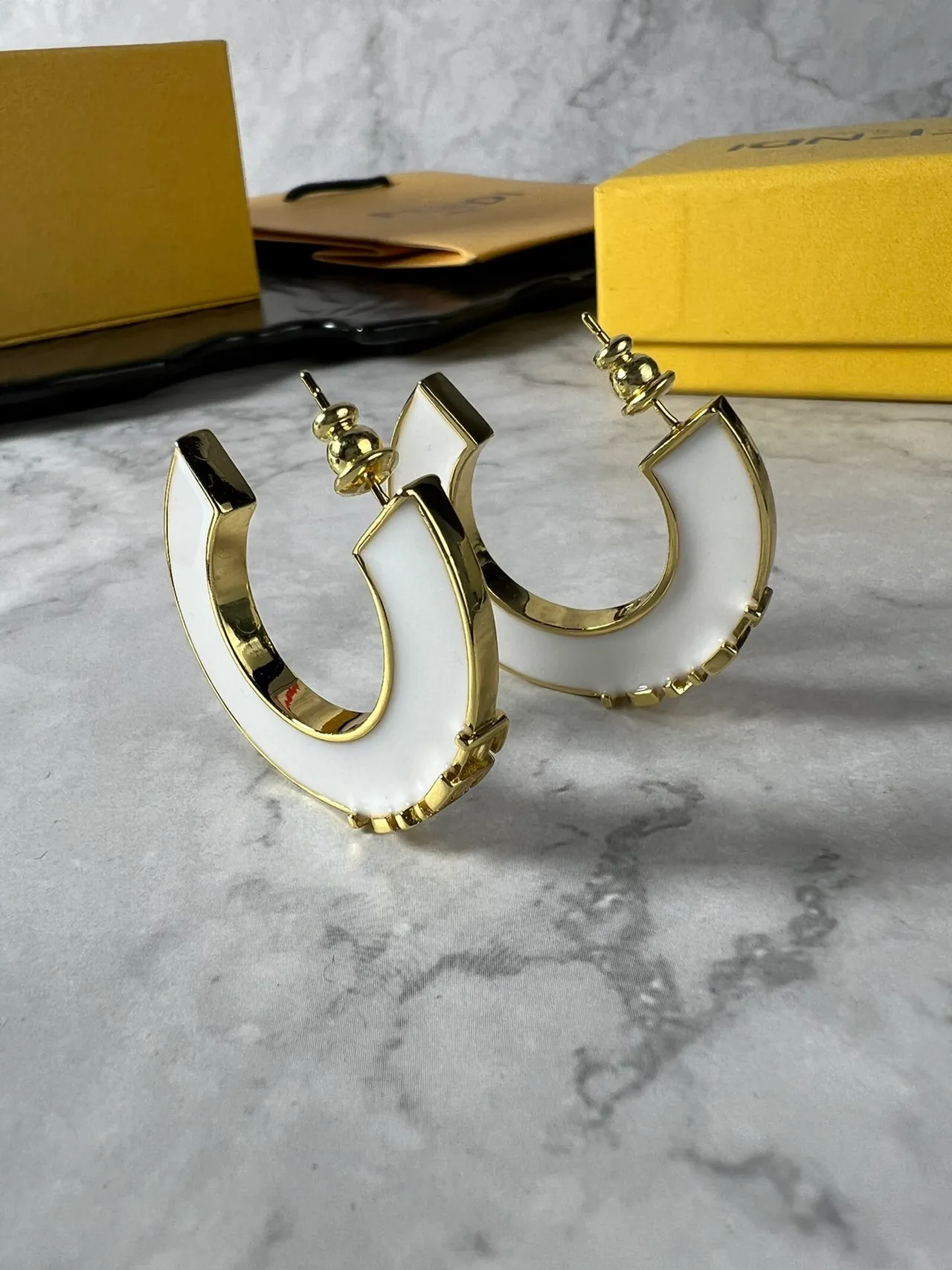 Fendi Boucles d'oreilles en forme de C hoop émaillé noir et or 7