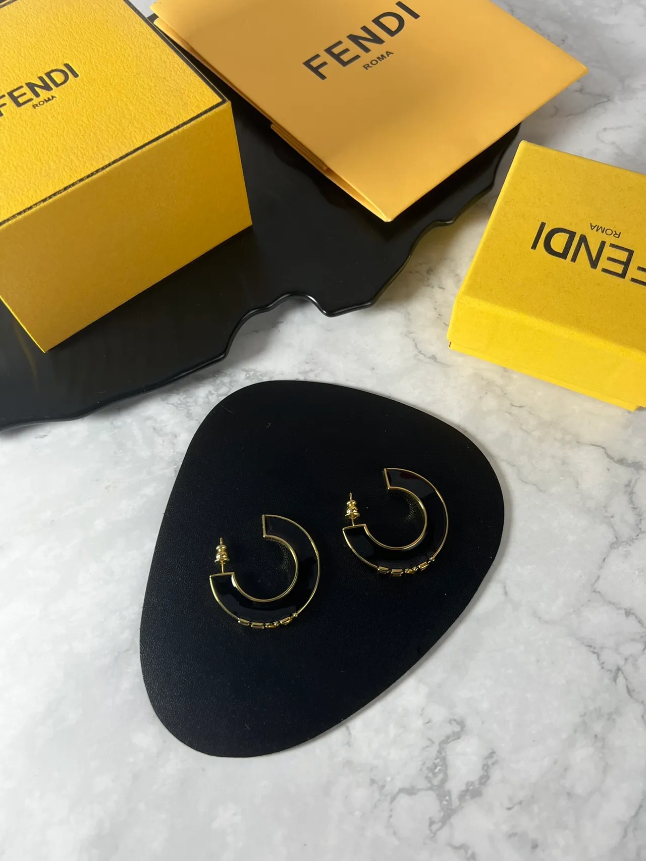 Fendi Boucles d'oreilles en forme de C hoop émaillé noir et or 8