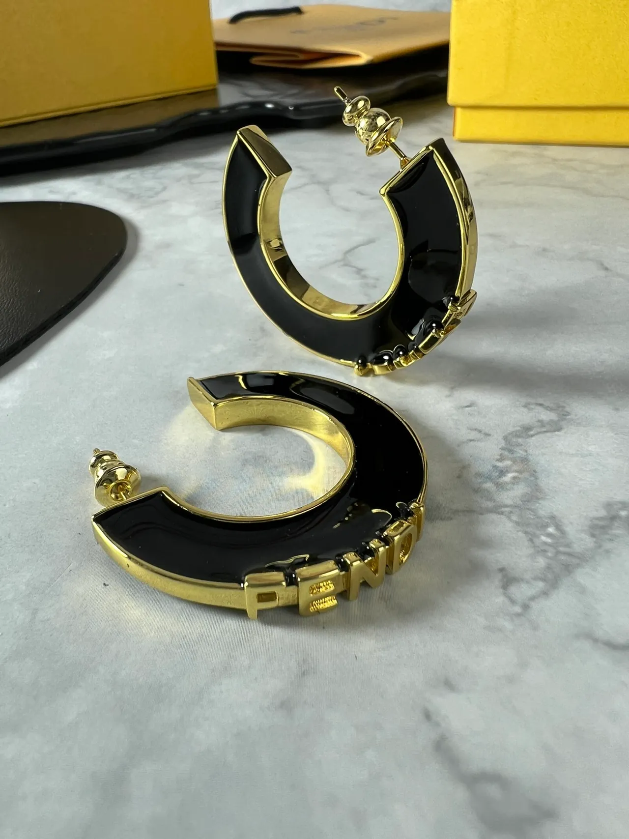 Fendi Boucles d'oreilles en forme de C hoop émaillé noir et or 9