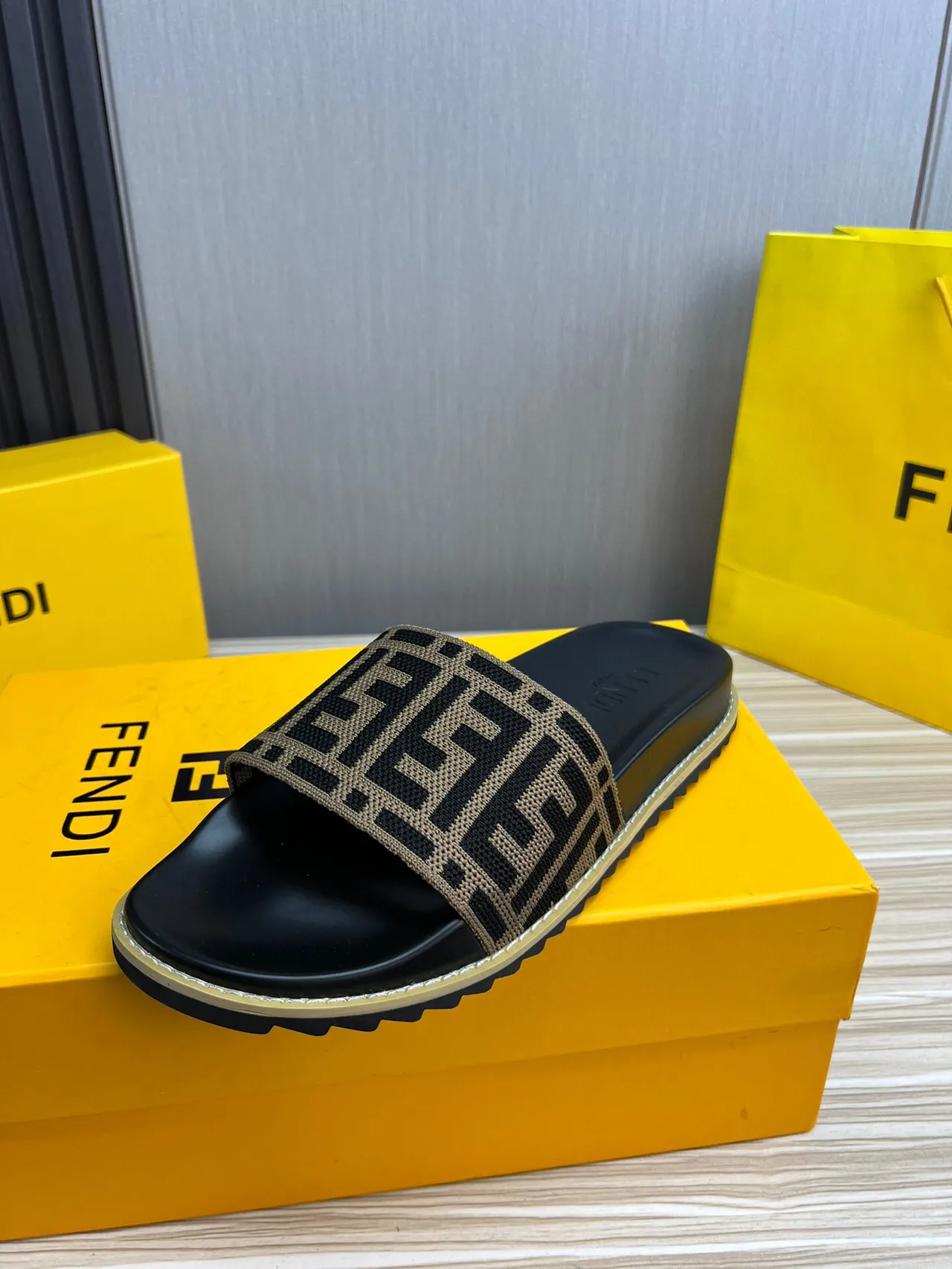 Fendi FF Slide Preto e Bege Zucca Jacquard sandálias 2