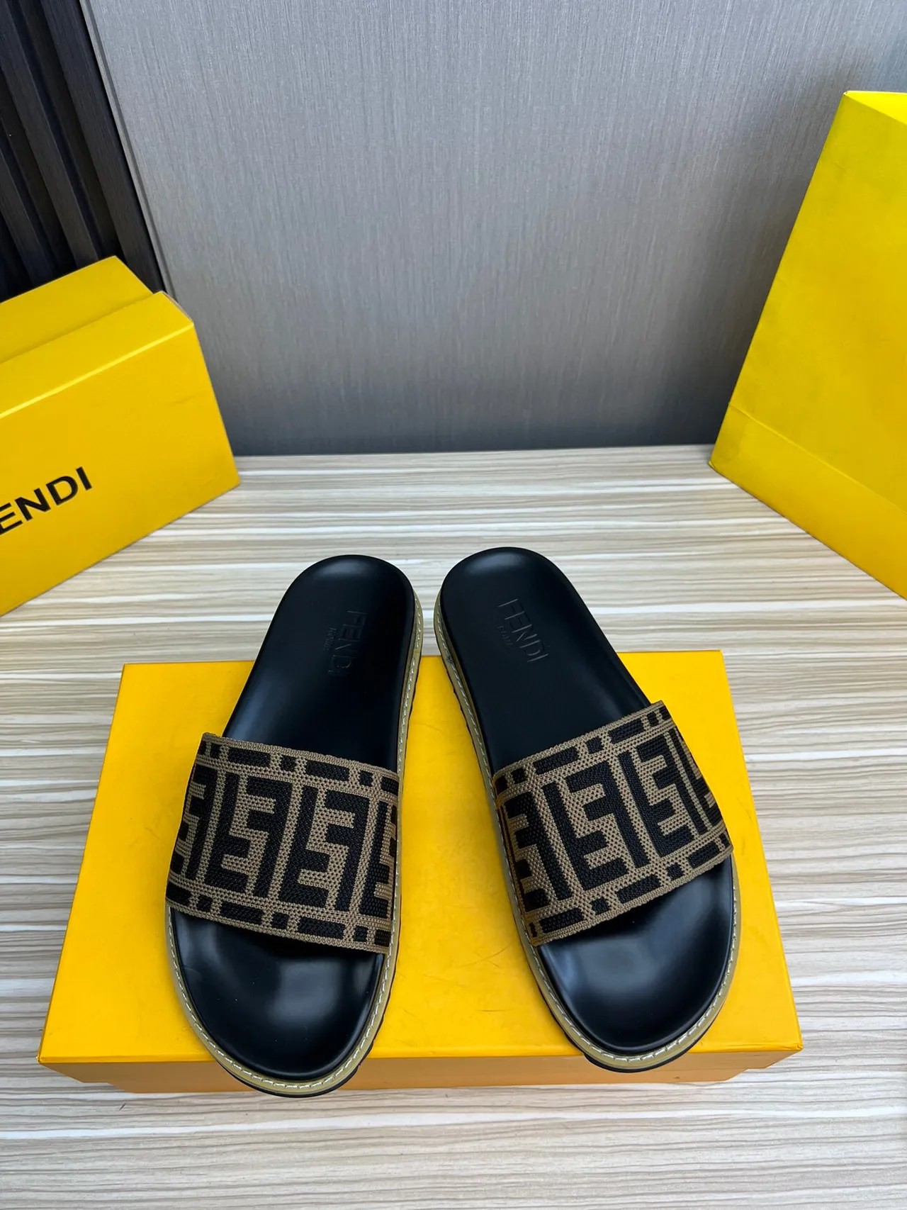 Fendi FF Slide Preto e Bege Zucca Jacquard sandálias 3
