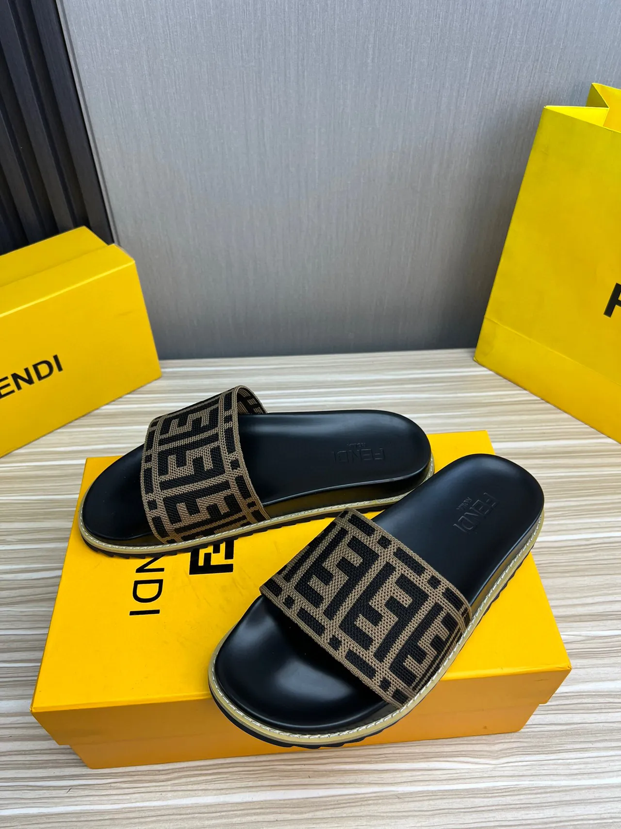 Fendi FF Slide Preto e Bege Zucca Jacquard sandálias 4