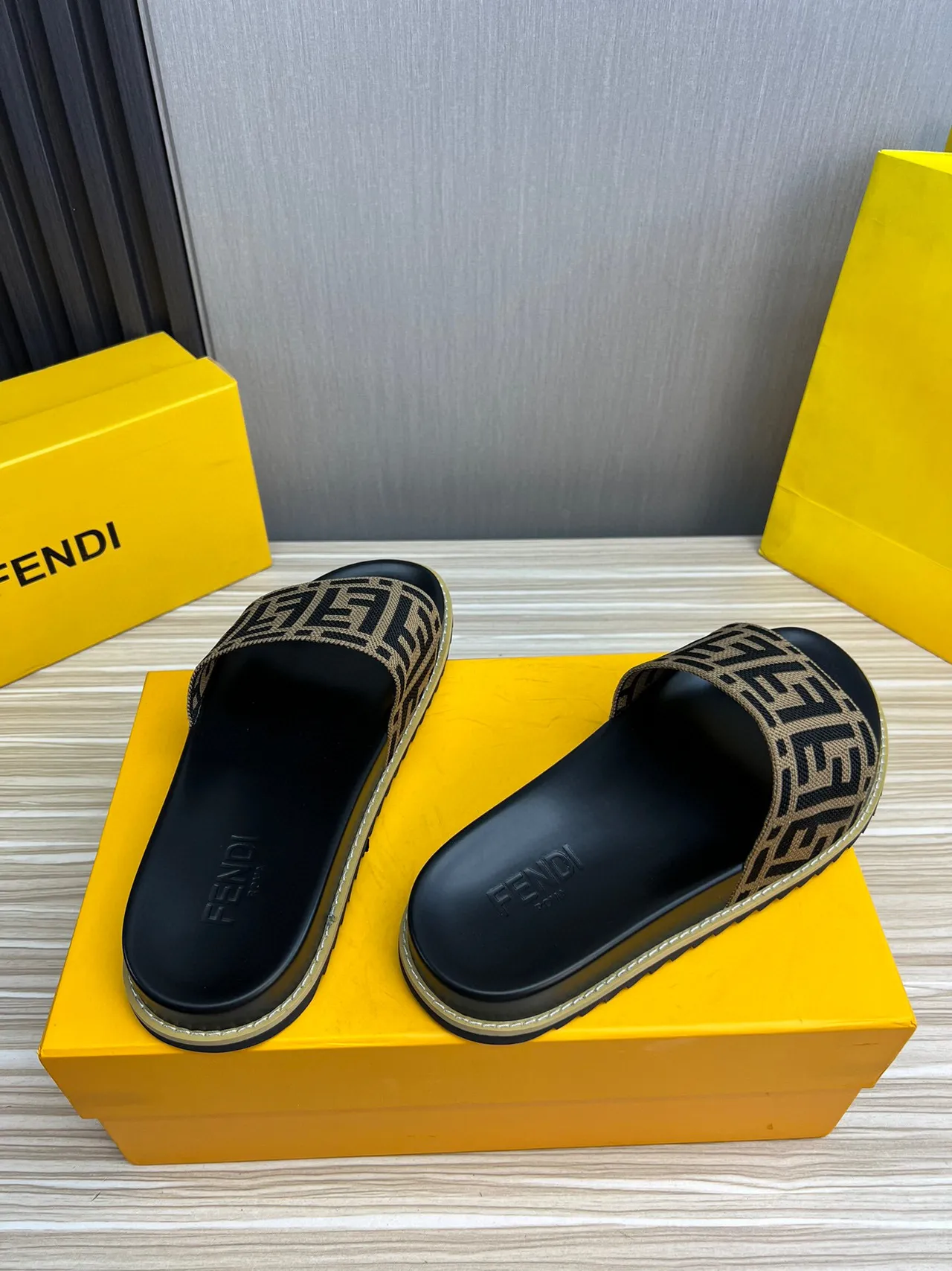 Fendi FF Slide Preto e Bege Zucca Jacquard sandálias 6