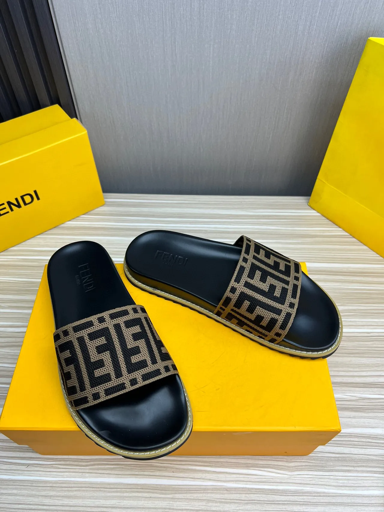 Fendi FF Slide Preto e Bege Zucca Jacquard sandálias 7