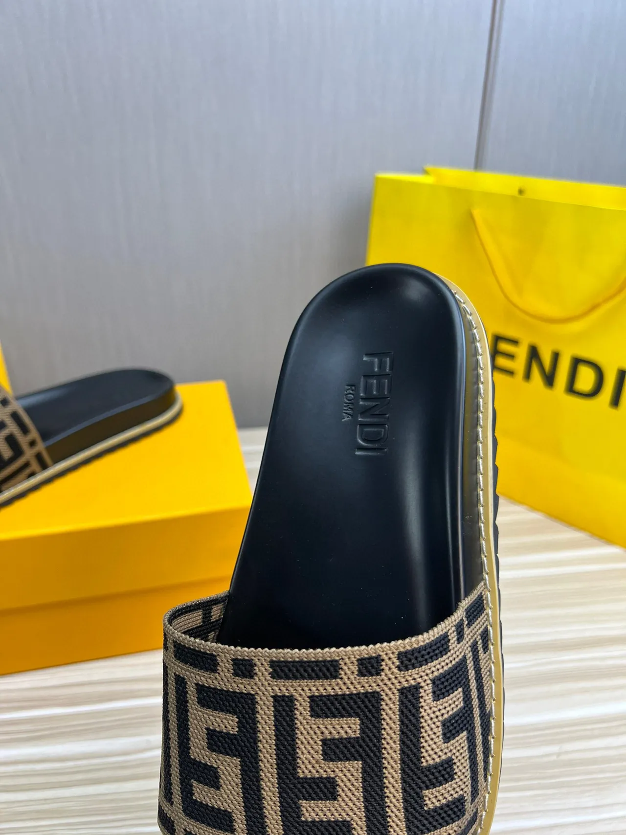 Fendi FF Slide Preto e Bege Zucca Jacquard sandálias 8