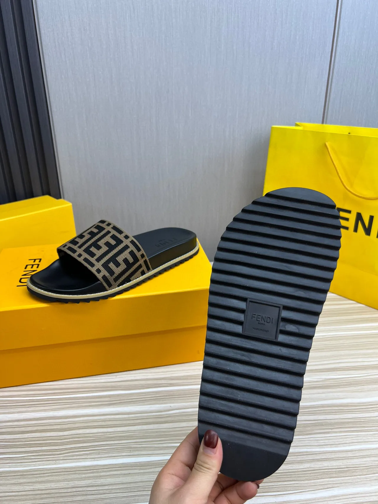 Fendi FF Slide Preto e Bege Zucca Jacquard sandálias 9