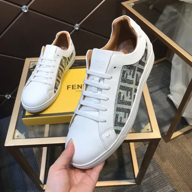 Fendi First Sneakers Lifestyle Blancs et Beiges en Cuir Ornés de Cristaux Panel Latéral Monogramme FF 2