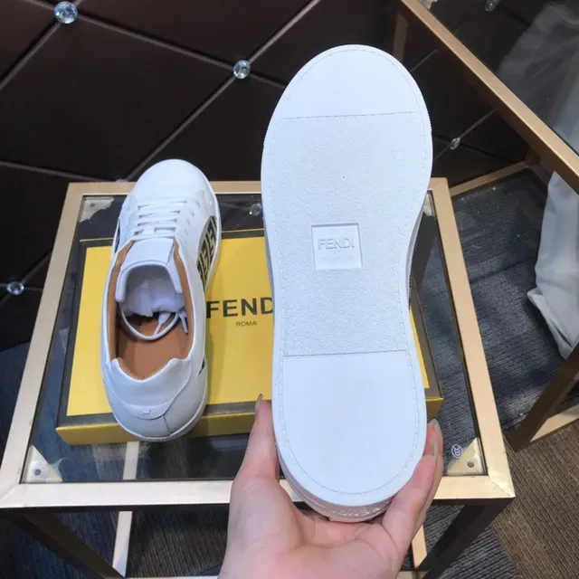 Fendi First Sneakers Lifestyle Blancs et Beiges en Cuir Ornés de Cristaux Panel Latéral Monogramme FF 3