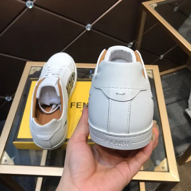 Fendi First Sneakers Lifestyle Blancs et Beiges en Cuir Ornés de Cristaux Panel Latéral Monogramme FF 4