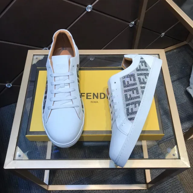 Fendi First Sneakers Lifestyle Blancs et Beiges en Cuir Ornés de Cristaux Panel Latéral Monogramme FF 6