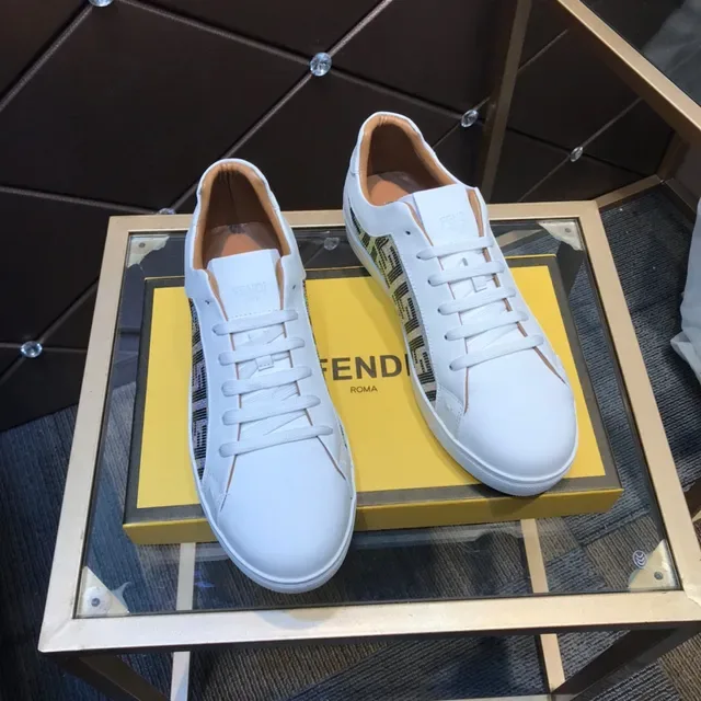 Fendi First Sneakers Lifestyle Blancs et Beiges en Cuir Ornés de Cristaux Panel Latéral Monogramme FF 7