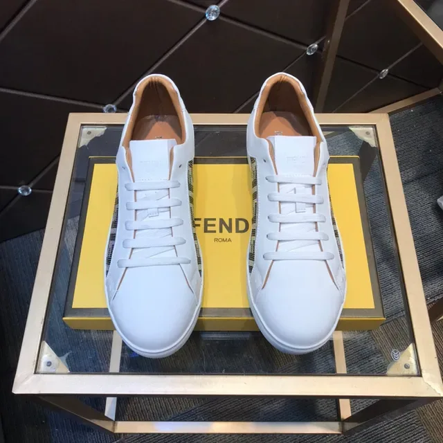 Fendi First Sneakers Lifestyle Blancs et Beiges en Cuir Ornés de Cristaux Panel Latéral Monogramme FF 9