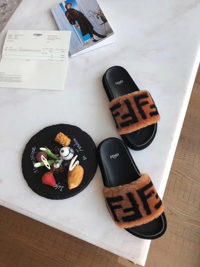 Fendi Fourrure Slide Noir et Marron FF Logo Pantoufles 2