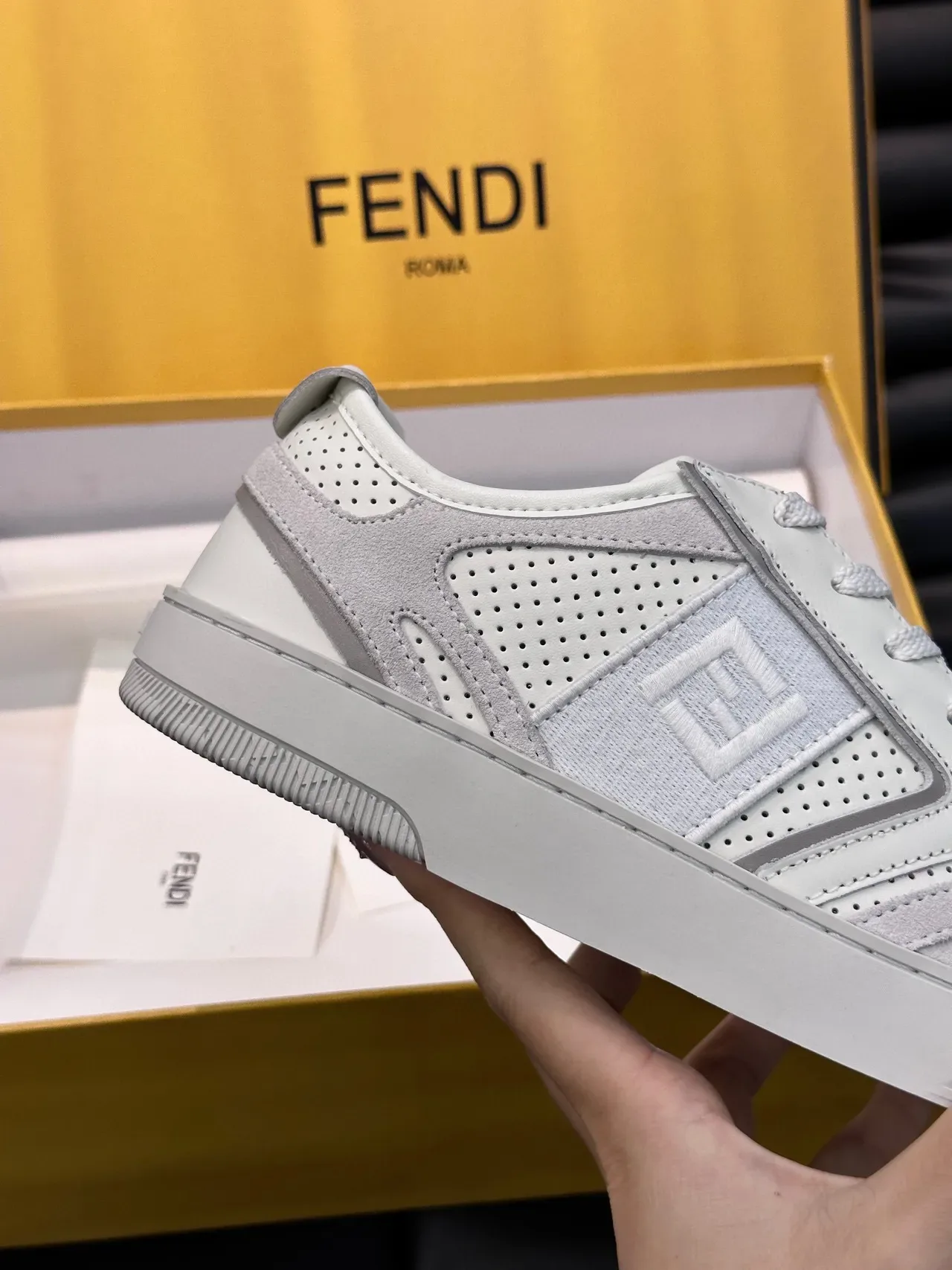 Fendi Gris Blanc Perforé Daim Tonal FF Broderie Lifestyle Sneakers 7