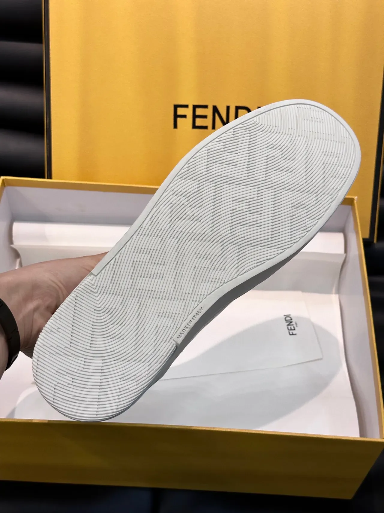 Fendi Gris Blanc Perforé Daim Tonal FF Broderie Lifestyle Sneakers 9