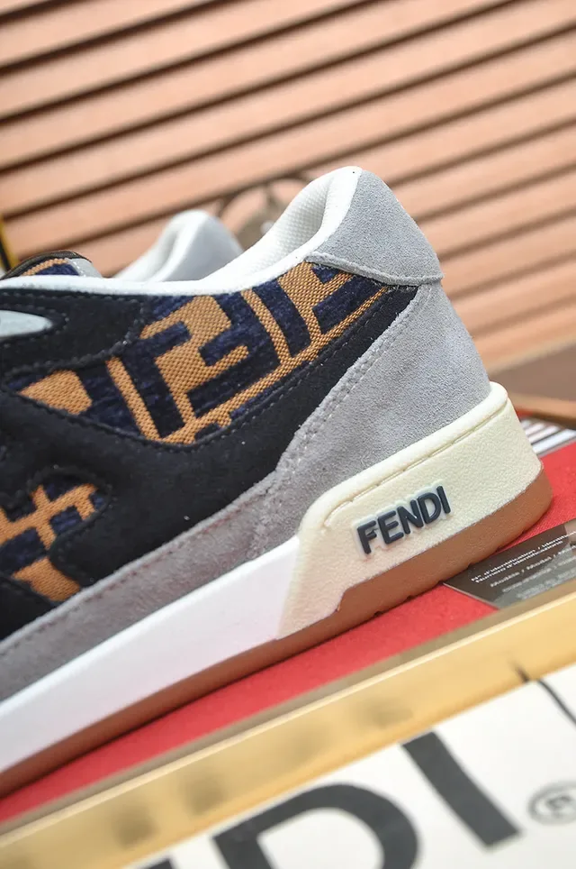 Fendi Monogram-Print Sneakers Lifestyle en daim et textile avec impression Monogram 9