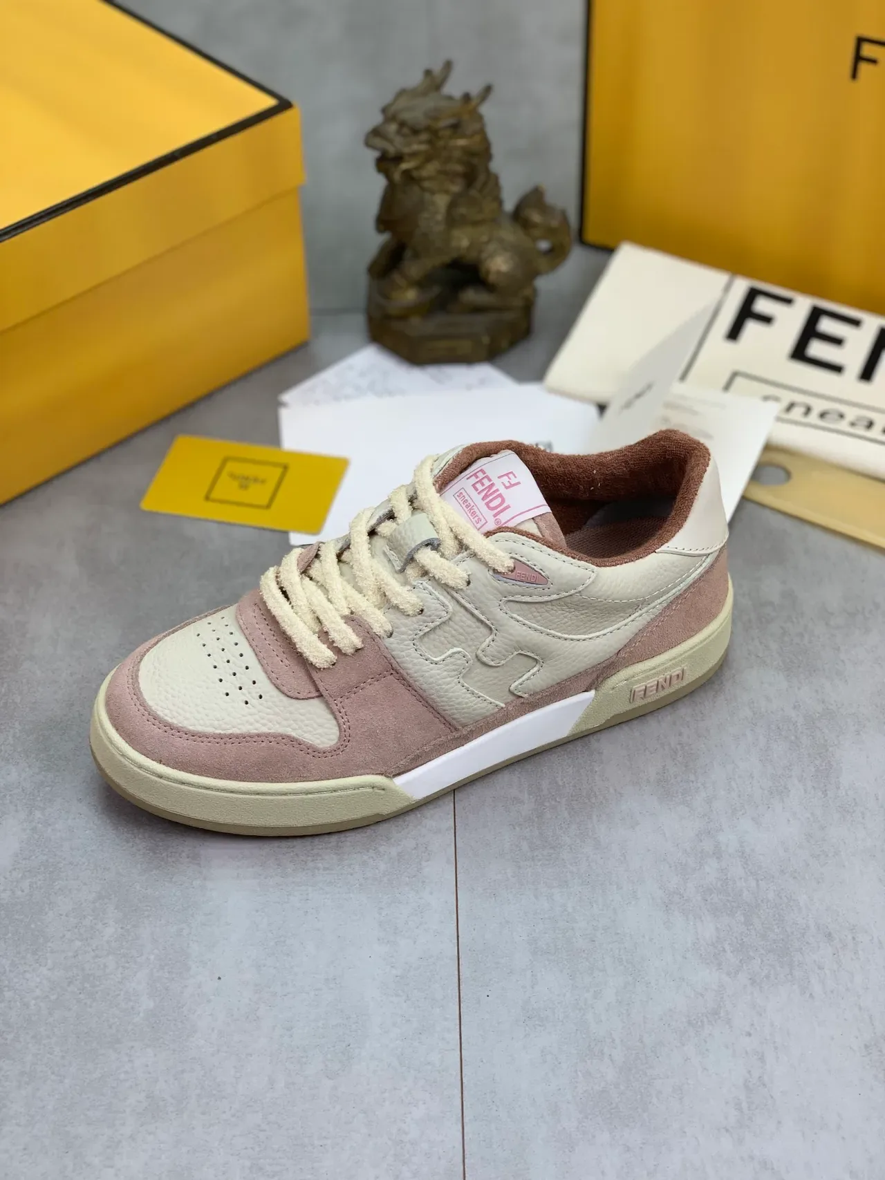 Fendi Chaussures Lifestyle Rosa Beige Mixed-Material Upper Perforated Toe Cap 4