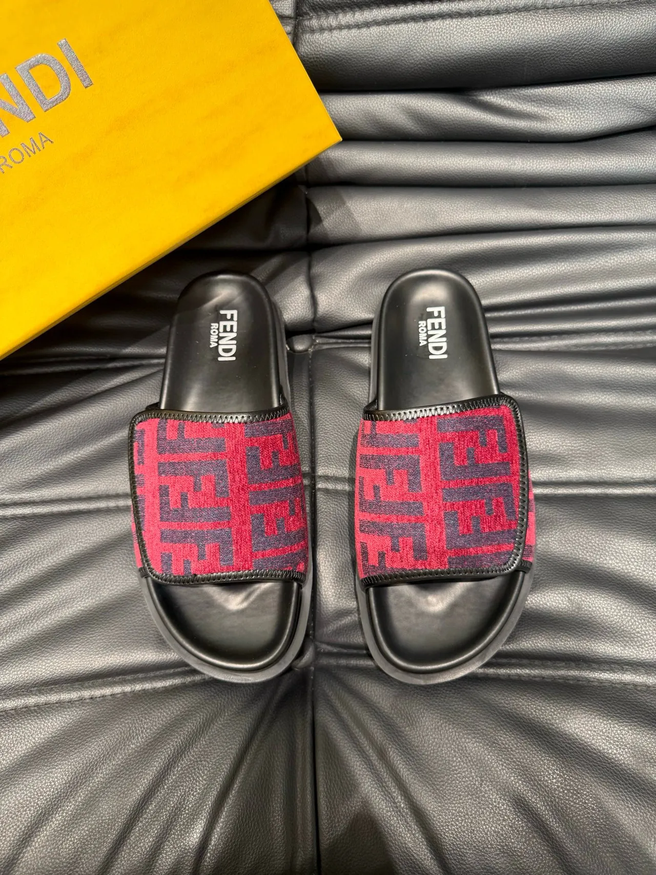Fendi Slide أحمر أسود FF Monogram حزام نعل مطاطي مطبوع حذاء منزلي 2