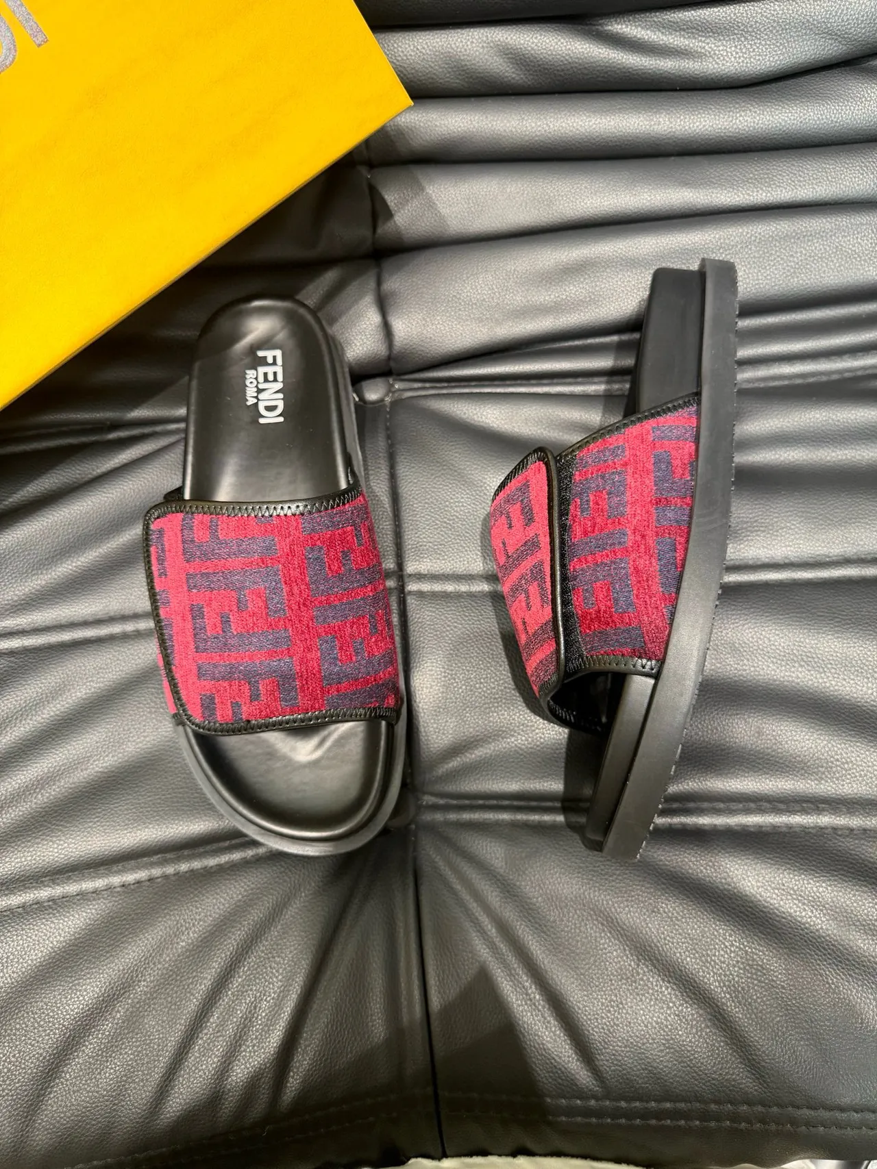 Fendi Slide أحمر أسود FF Monogram حزام نعل مطاطي مطبوع حذاء منزلي 3