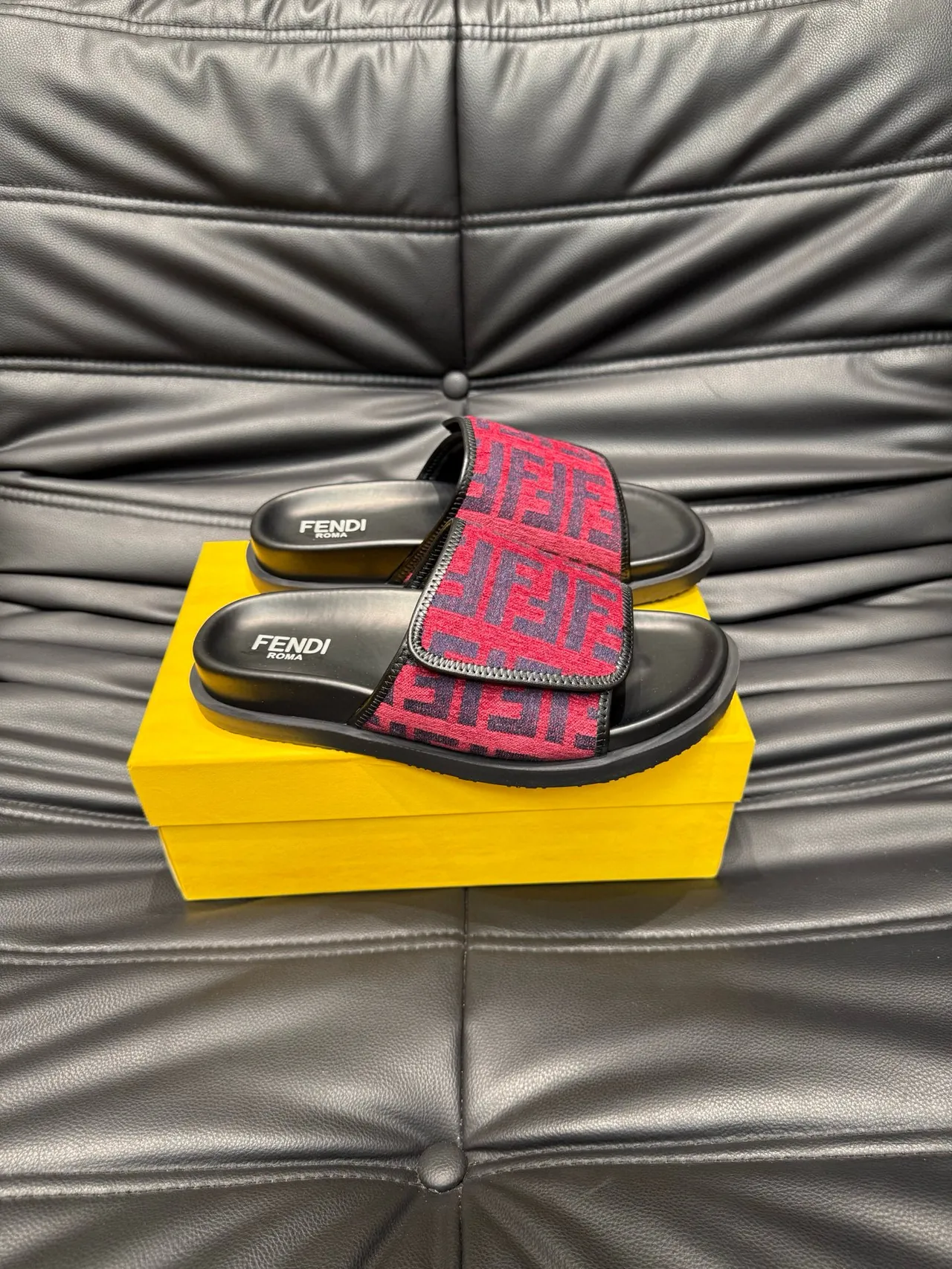 Fendi Slide أحمر أسود FF Monogram حزام نعل مطاطي مطبوع حذاء منزلي 4