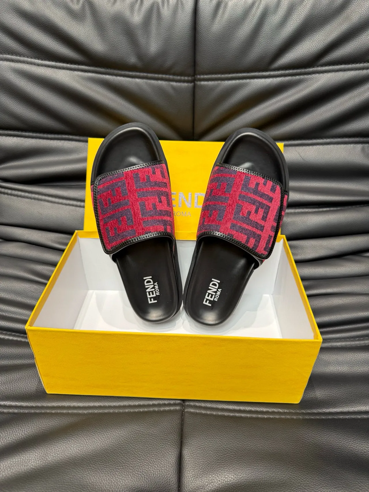 Fendi Slide أحمر أسود FF Monogram حزام نعل مطاطي مطبوع حذاء منزلي 5
