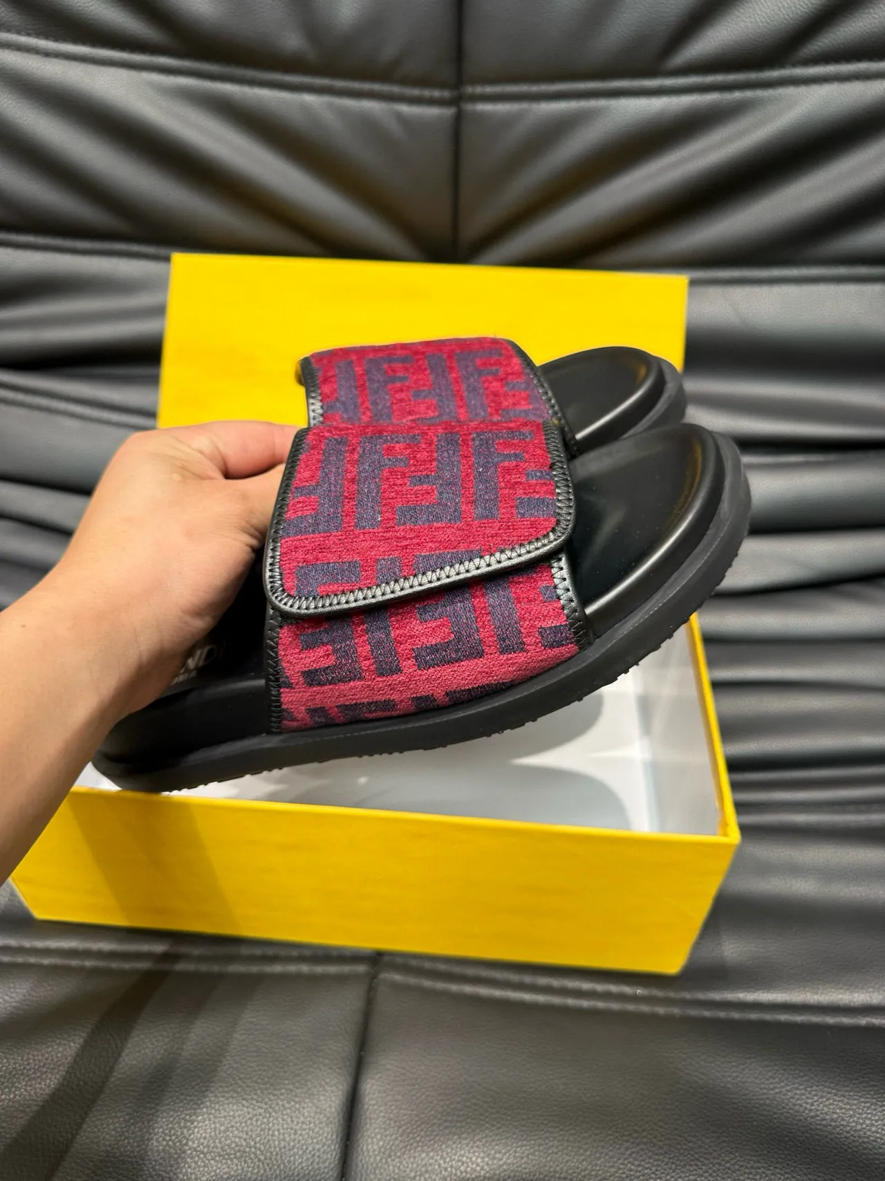 Fendi Slide أحمر أسود FF Monogram حزام نعل مطاطي مطبوع حذاء منزلي 6