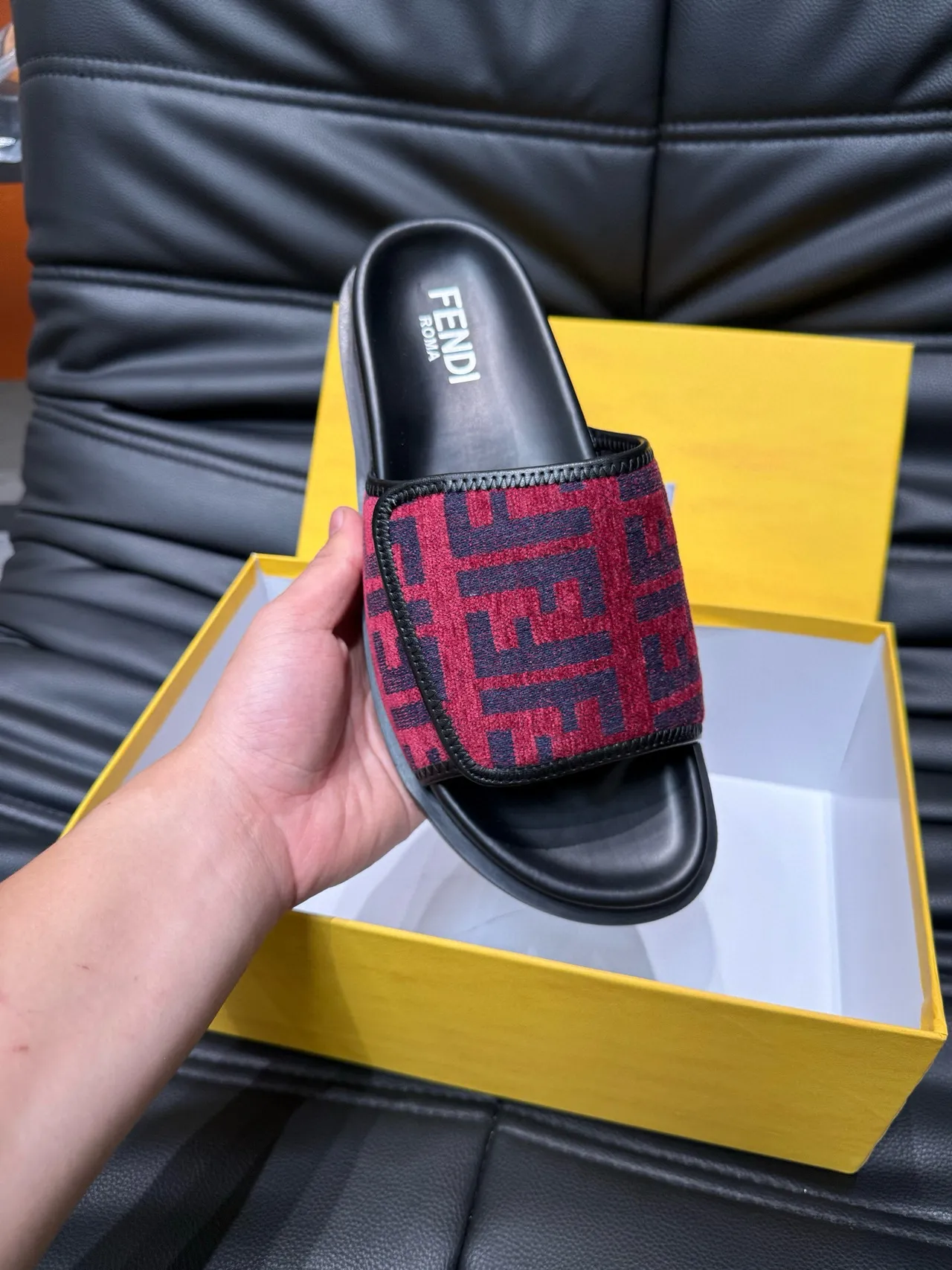 Fendi Slide أحمر أسود FF Monogram حزام نعل مطاطي مطبوع حذاء منزلي 7
