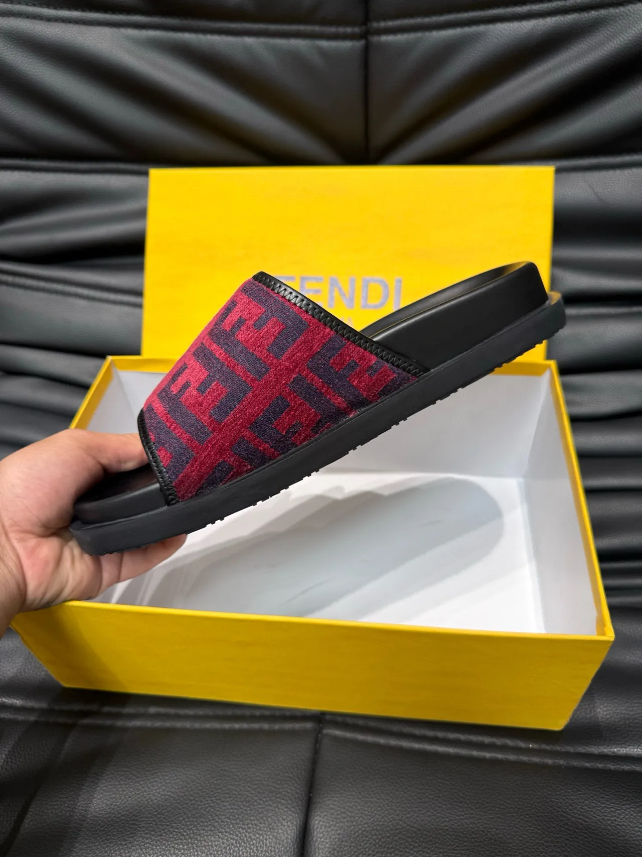Fendi Slide أحمر أسود FF Monogram حزام نعل مطاطي مطبوع حذاء منزلي 8