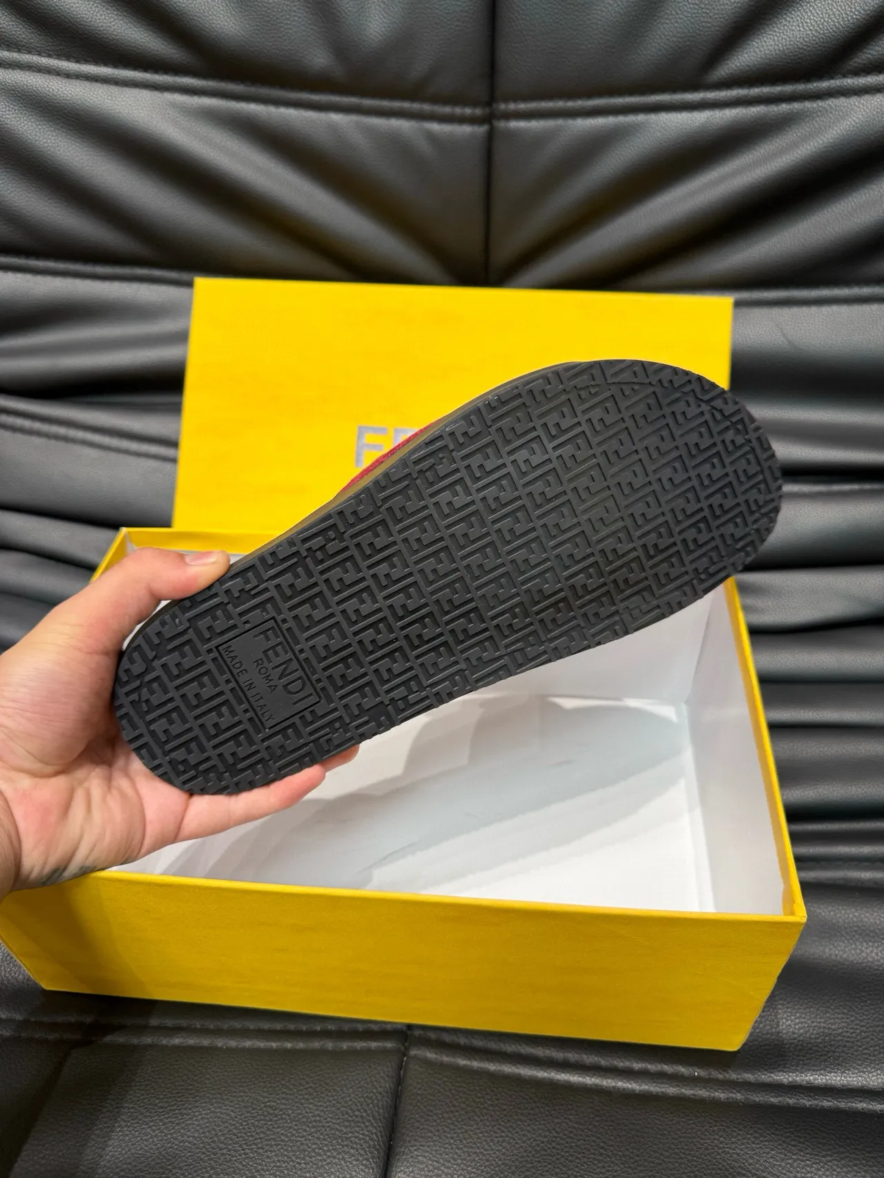 Fendi Slide أحمر أسود FF Monogram حزام نعل مطاطي مطبوع حذاء منزلي 9
