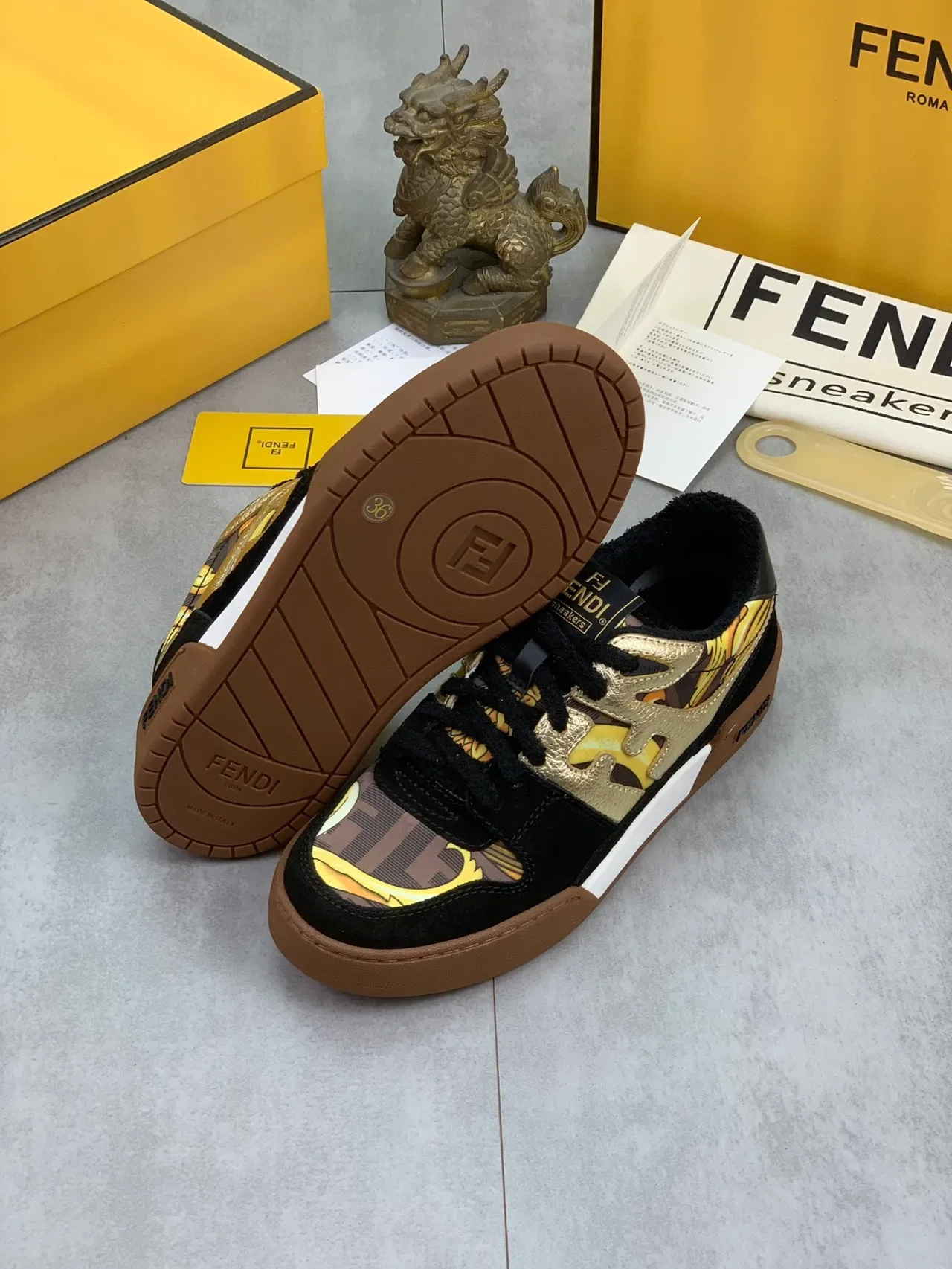 Fendi حذاء رياضي أسود وذهبي نقشة اللهب أسلوب حياة حذاء رياضي 3