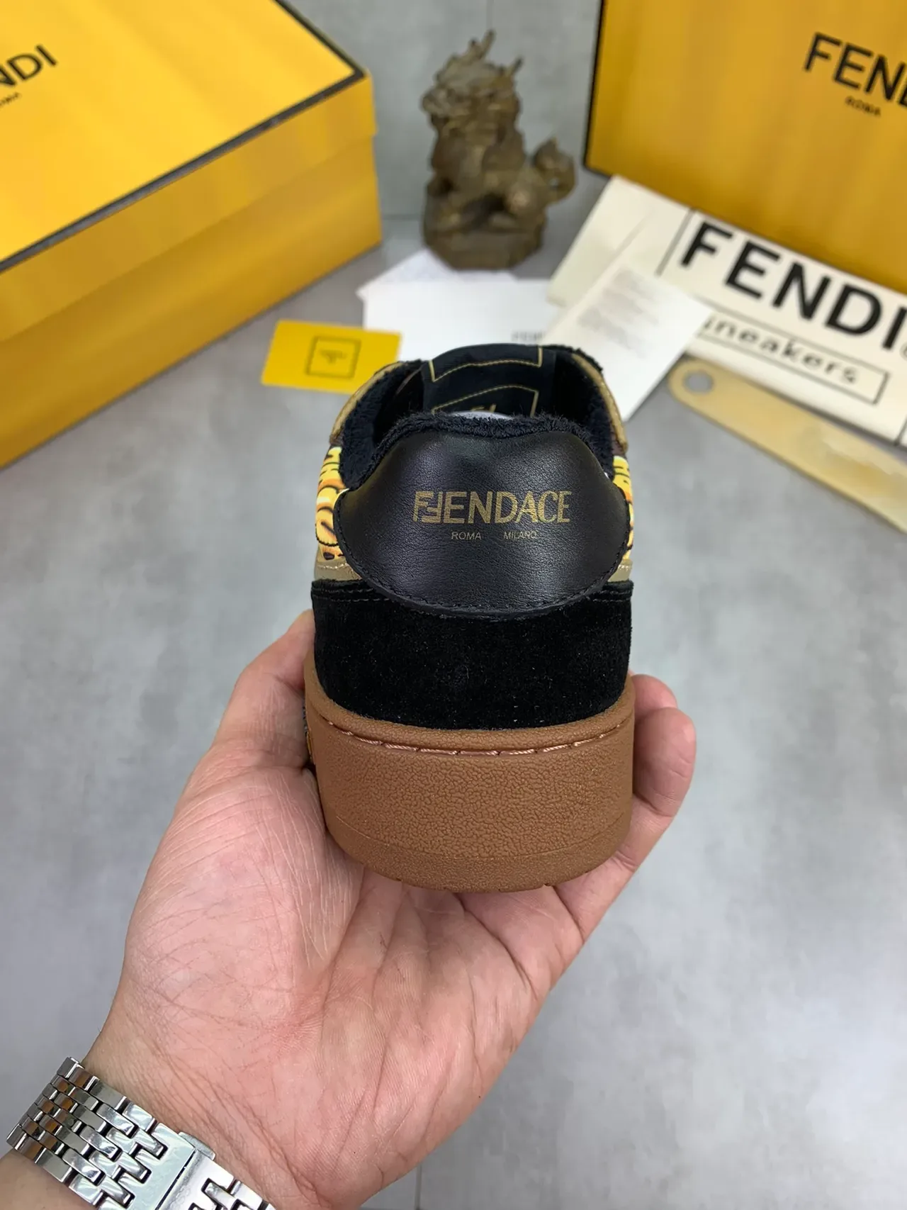 Fendi حذاء رياضي أسود وذهبي نقشة اللهب أسلوب حياة حذاء رياضي 4