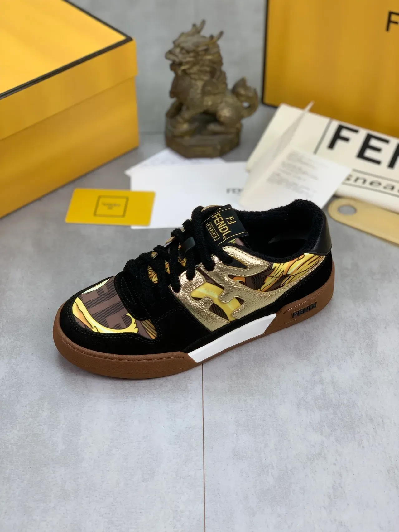 Fendi حذاء رياضي أسود وذهبي نقشة اللهب أسلوب حياة حذاء رياضي 5