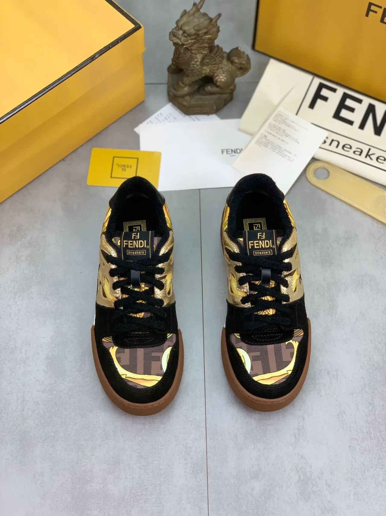Fendi حذاء رياضي أسود وذهبي نقشة اللهب أسلوب حياة حذاء رياضي 6