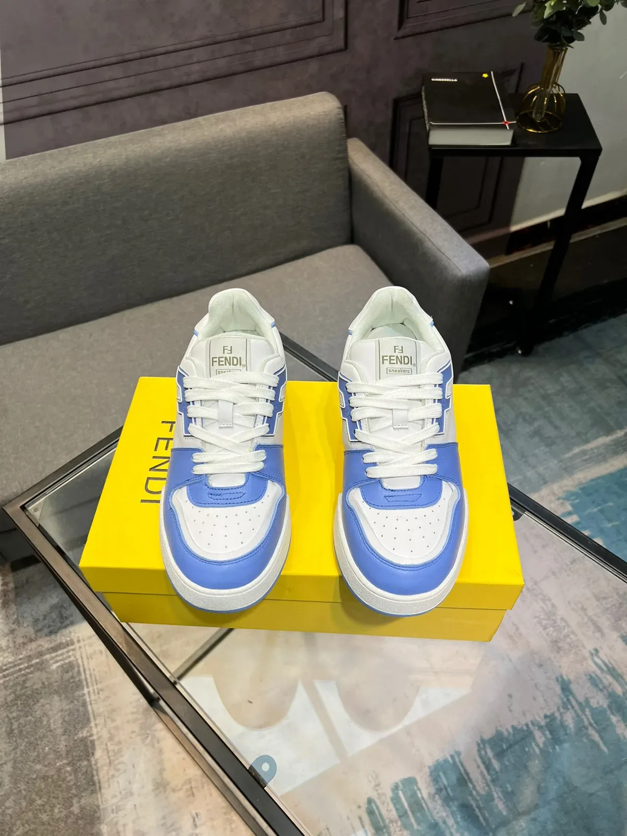 Fendi Sneakers Brancas e Azuis Bloqueadas por Cor Sneakers Lifestyle 1