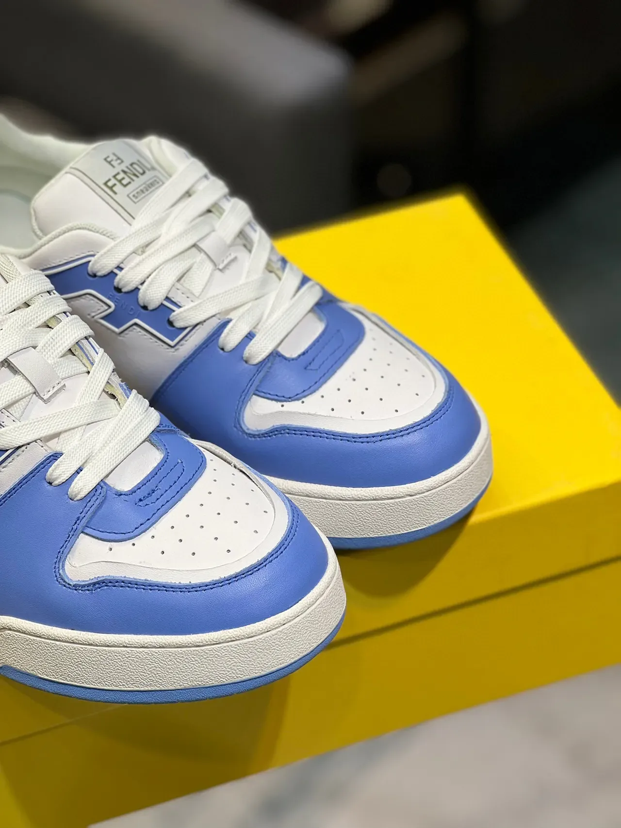 Fendi Sneakers Brancas e Azuis Bloqueadas por Cor Sneakers Lifestyle 3