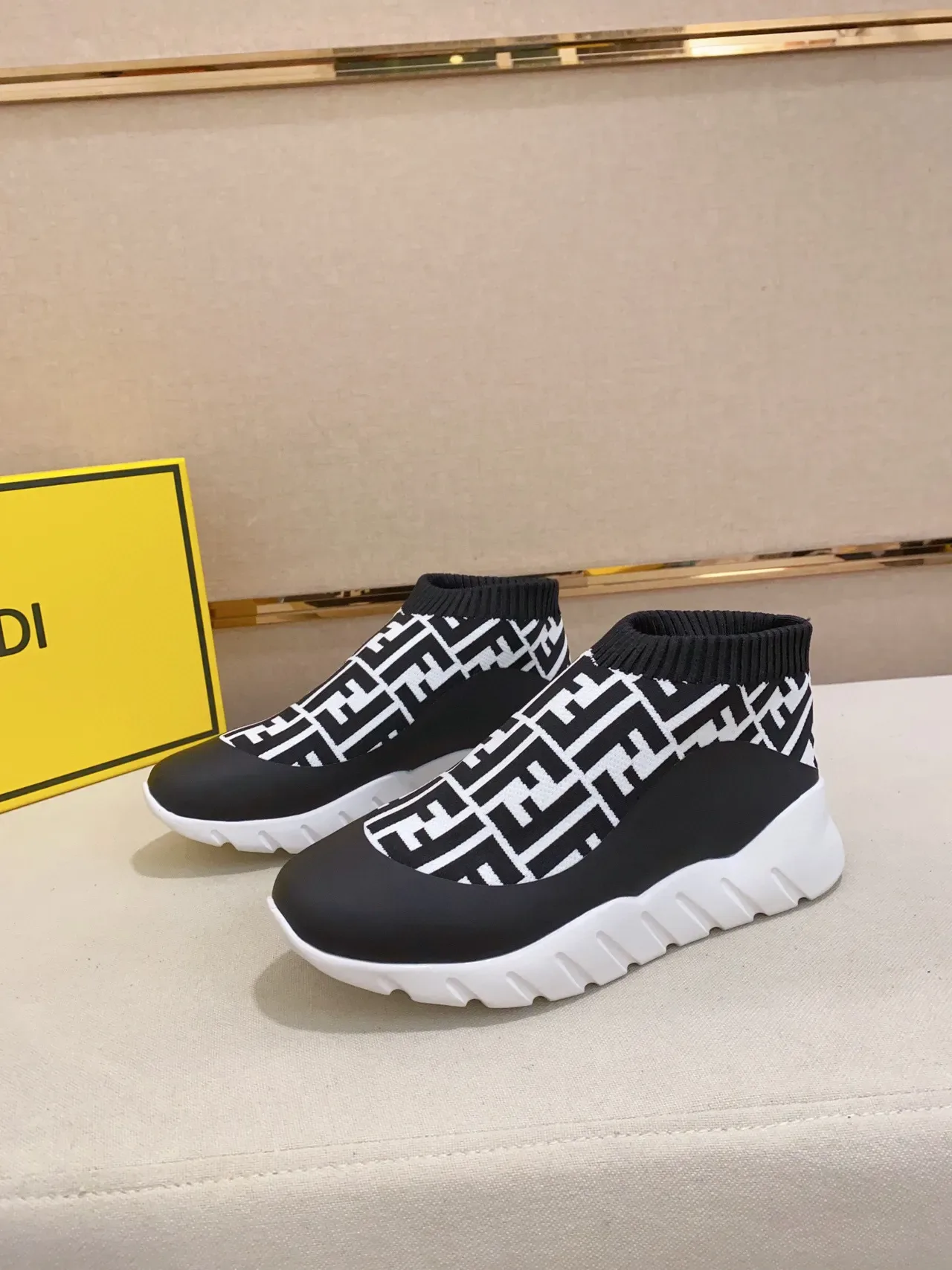 Fendi Speed Trainer Preto e Branco FF Monograma Tênis Lifestyle 5