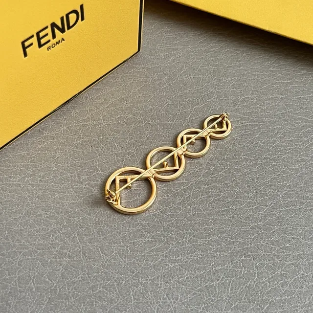 Boucles d'oreilles Fendi Triple FF Logo Pavé doré 3