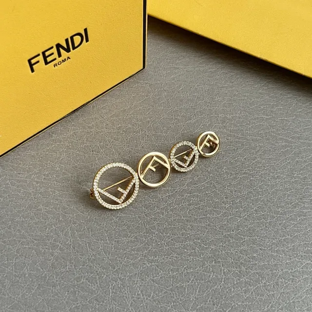 Boucles d'oreilles Fendi Triple FF Logo Pavé doré 4