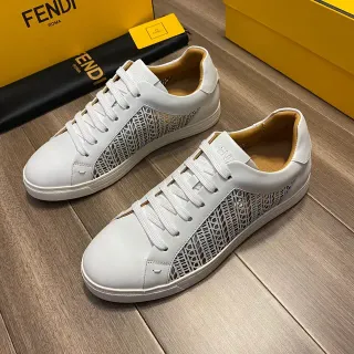 Fendi सफेद चमड़े के लेजर-कट साइड पैनल लाइफस्टाइल स्नीकर